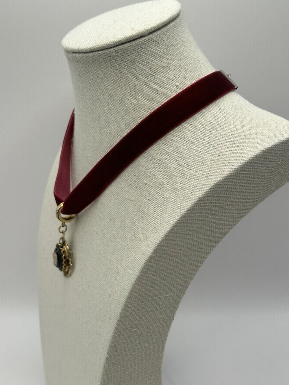 Vintage Style Cameo Choker Necklace Burgundy Velvet Gold Tone Pendant Red Lady - Picture 5 of 8